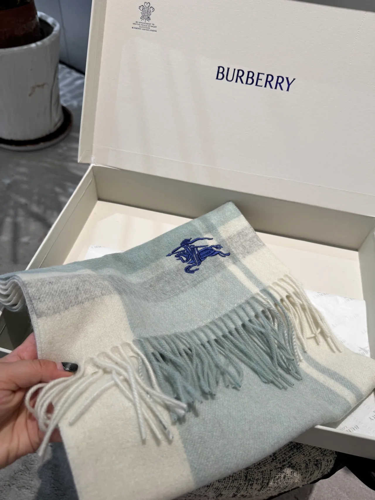 Burberry Knight وشاح أزرق جليدي ووشاح كشمير أبيض كريمي 5