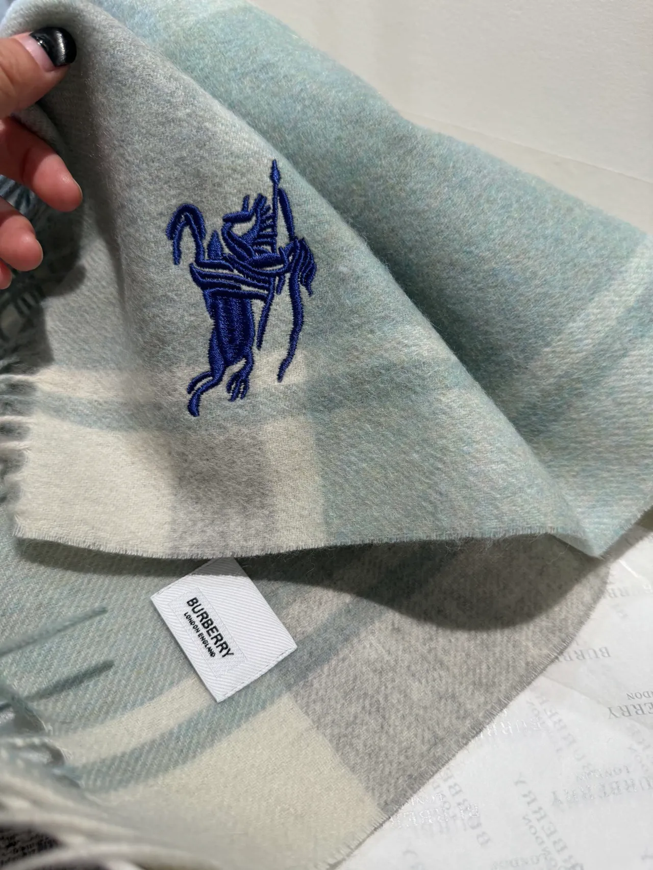 Burberry Knight وشاح أزرق جليدي ووشاح كشمير أبيض كريمي 6