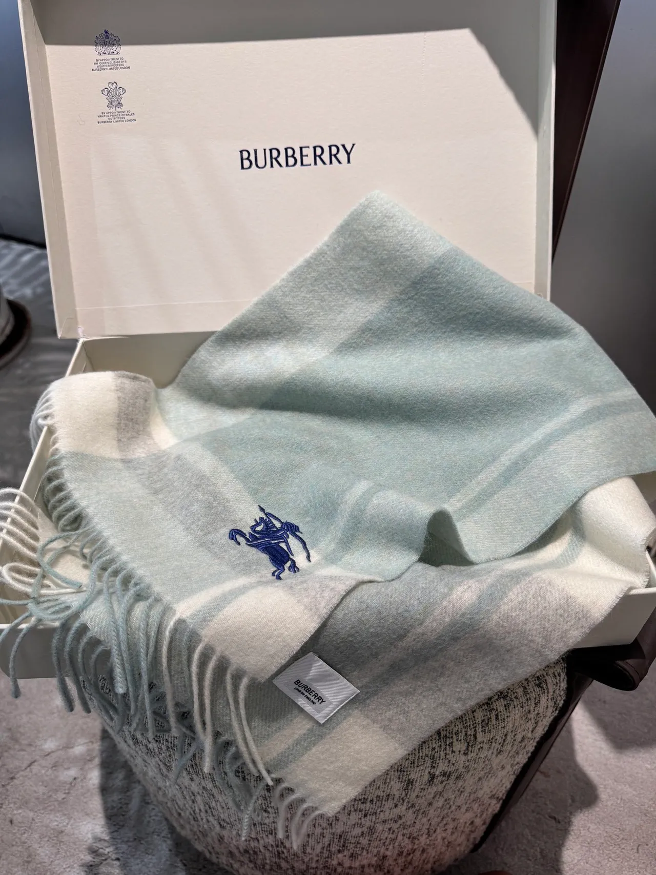 Burberry Knight وشاح أزرق جليدي ووشاح كشمير أبيض كريمي 7
