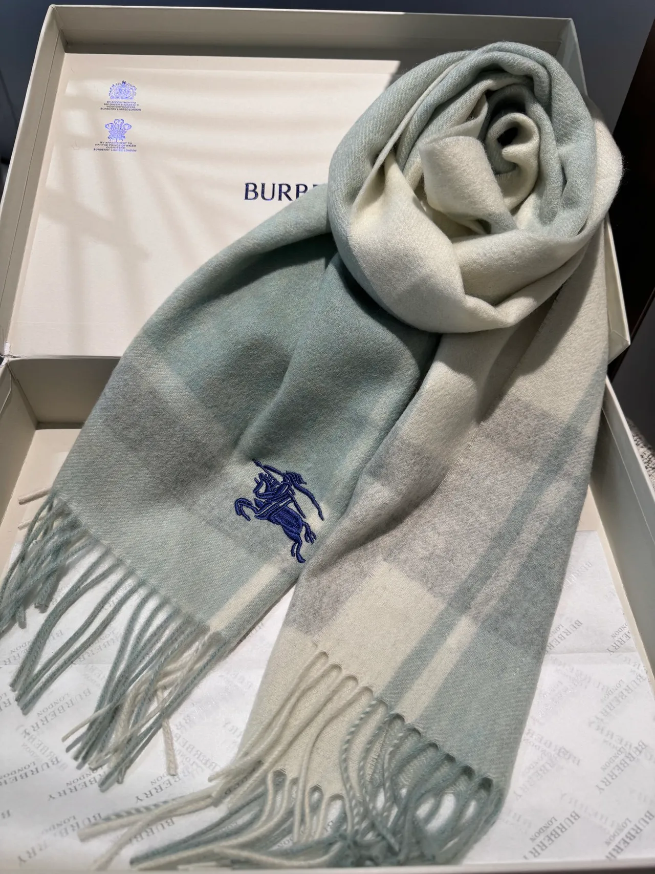 Burberry Knight وشاح أزرق جليدي ووشاح كشمير أبيض كريمي 8