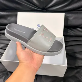 Burberry Knight Slide شرائح رمادية مطرزة بنمط إكوستري