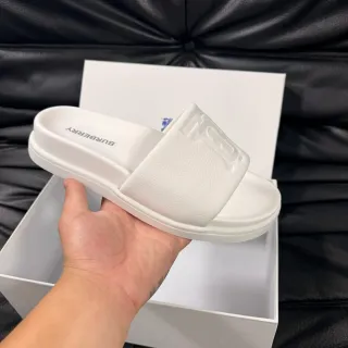 Burberry Knight blanc monochrome texturé sangle pantoufles