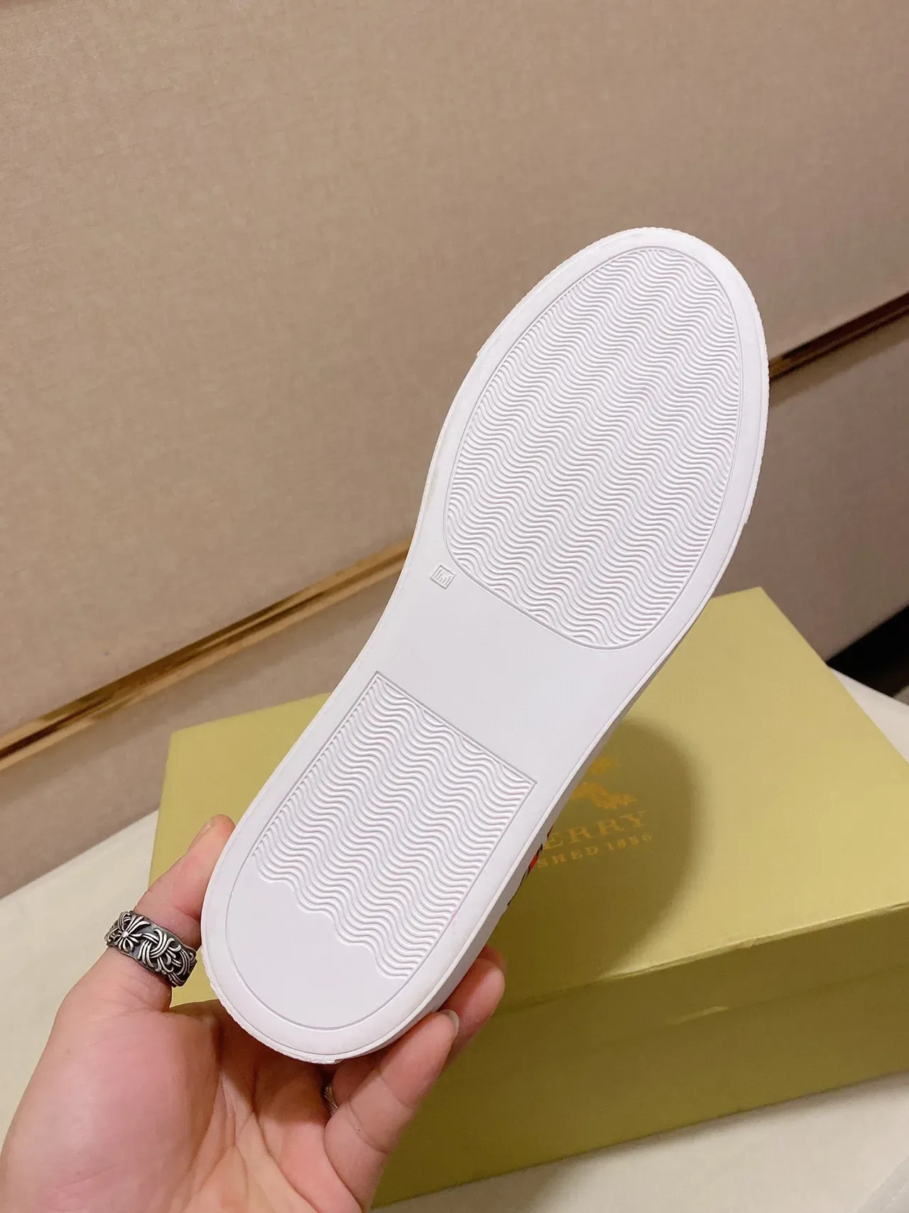 Burberry Monogram काली और सफेद लाइफस्टाइल स्नीकर 2