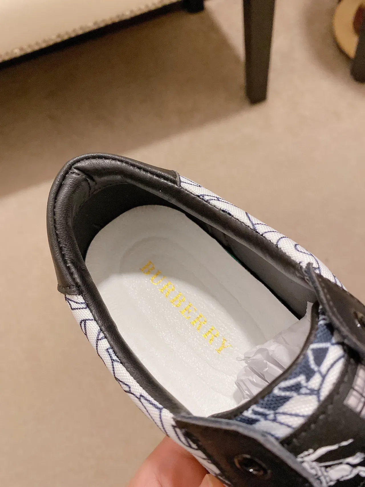 Burberry Monogram काली और सफेद लाइफस्टाइल स्नीकर 5