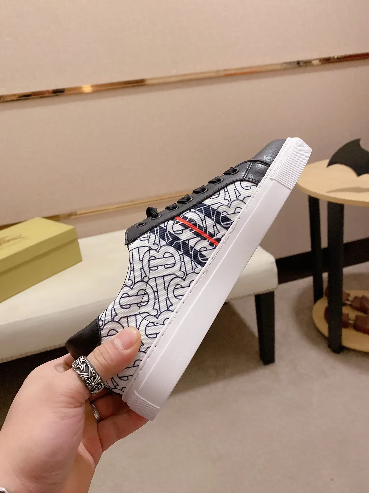 Burberry Monogram काली और सफेद लाइफस्टाइल स्नीकर 6