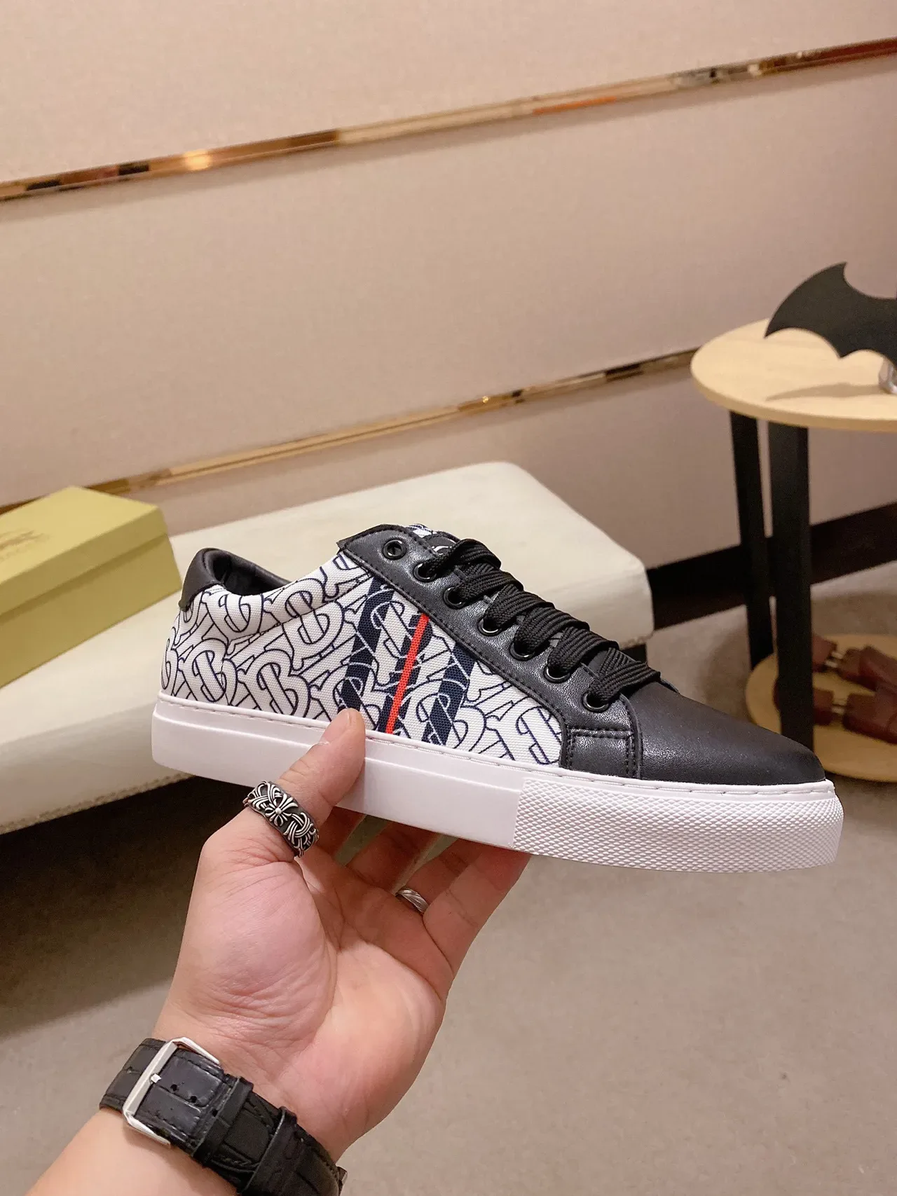 Burberry Monogram काली और सफेद लाइफस्टाइल स्नीकर 7