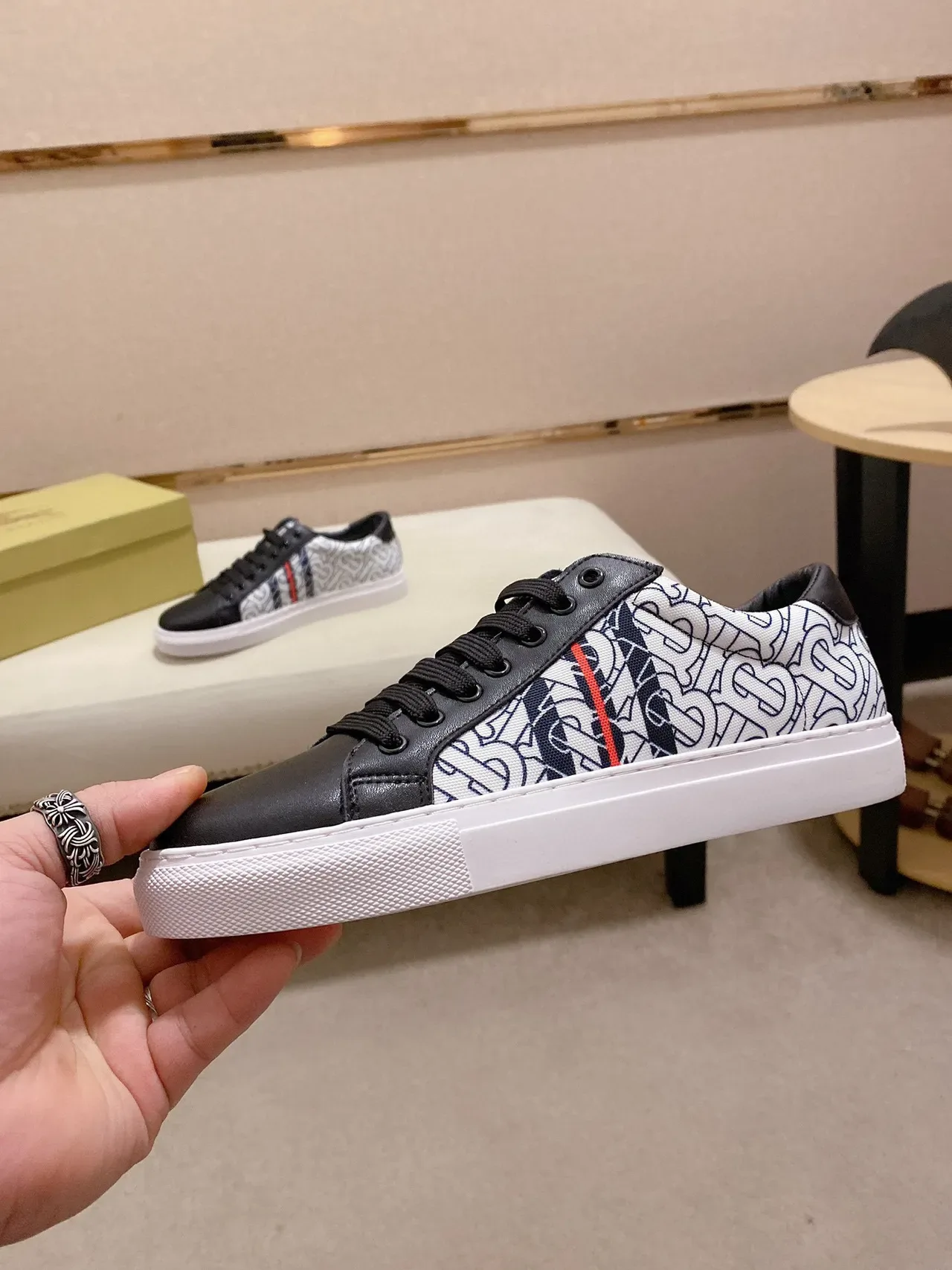 Burberry Monogram काली और सफेद लाइफस्टाइल स्नीकर 8