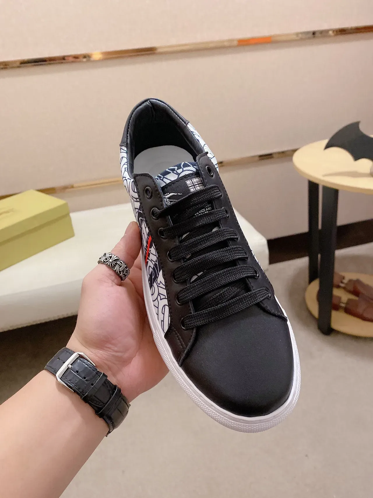 Burberry Monogram काली और सफेद लाइफस्टाइल स्नीकर 9