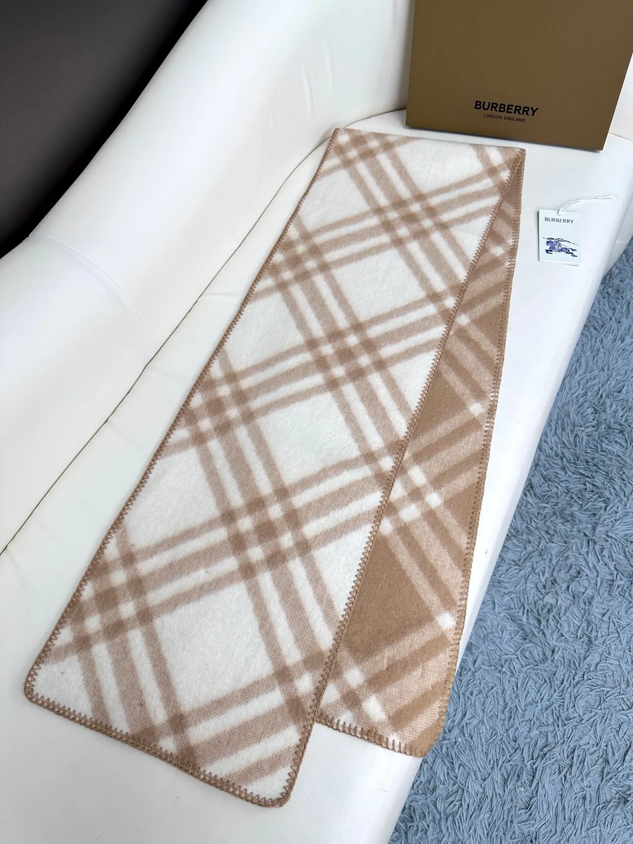Burberry Nova Check উটনী ও ক্রিম ক্যাশমের স্কার্ফ 4