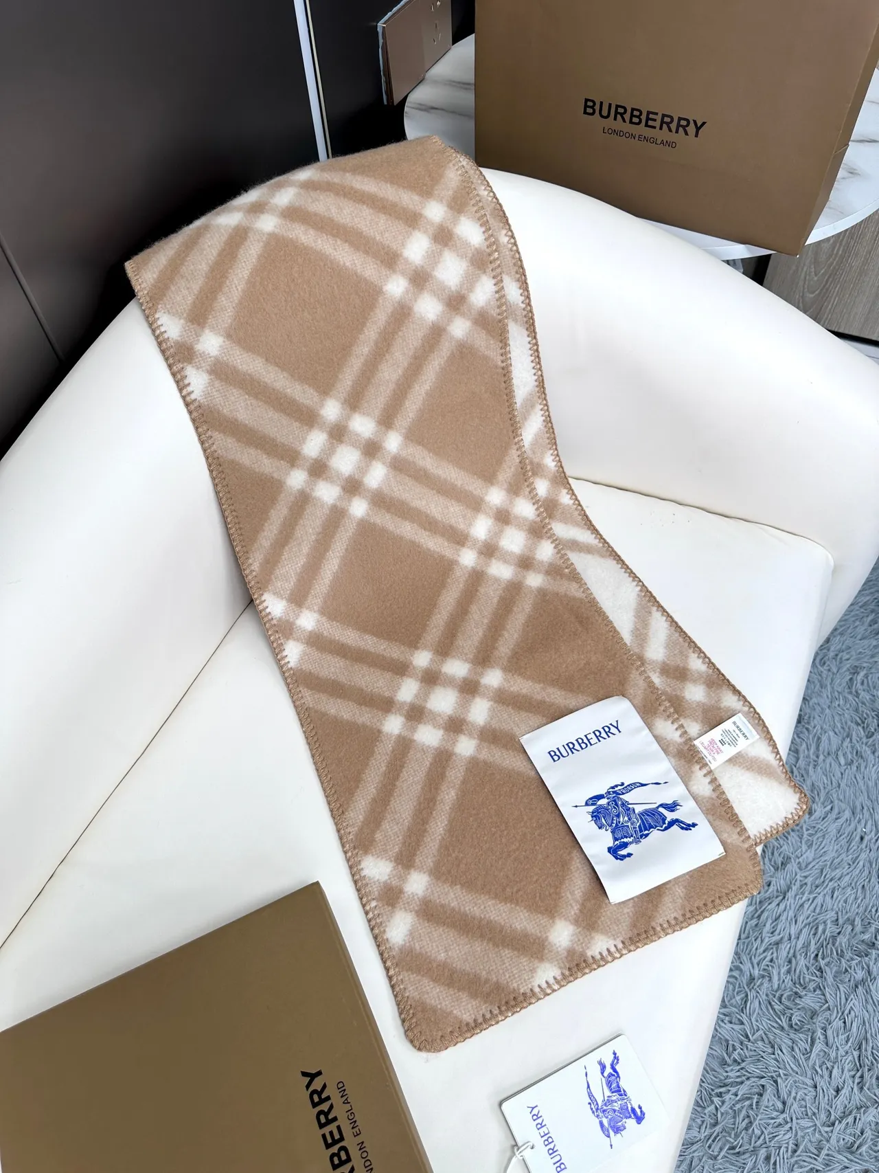 Burberry Nova Check উটনী ও ক্রিম ক্যাশমের স্কার্ফ 5