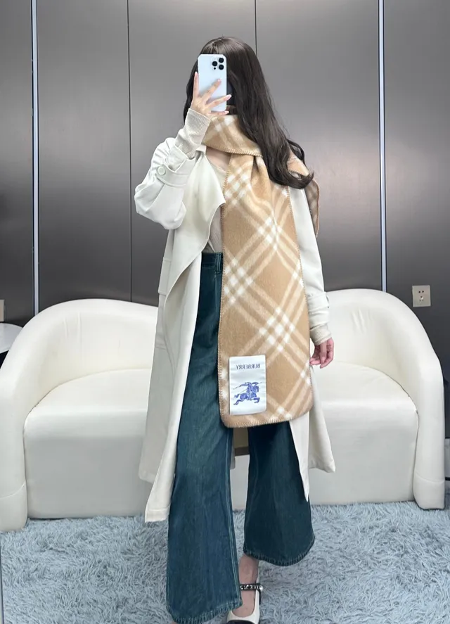 Burberry Nova Check উটনী ও ক্রিম ক্যাশমের স্কার্ফ 9