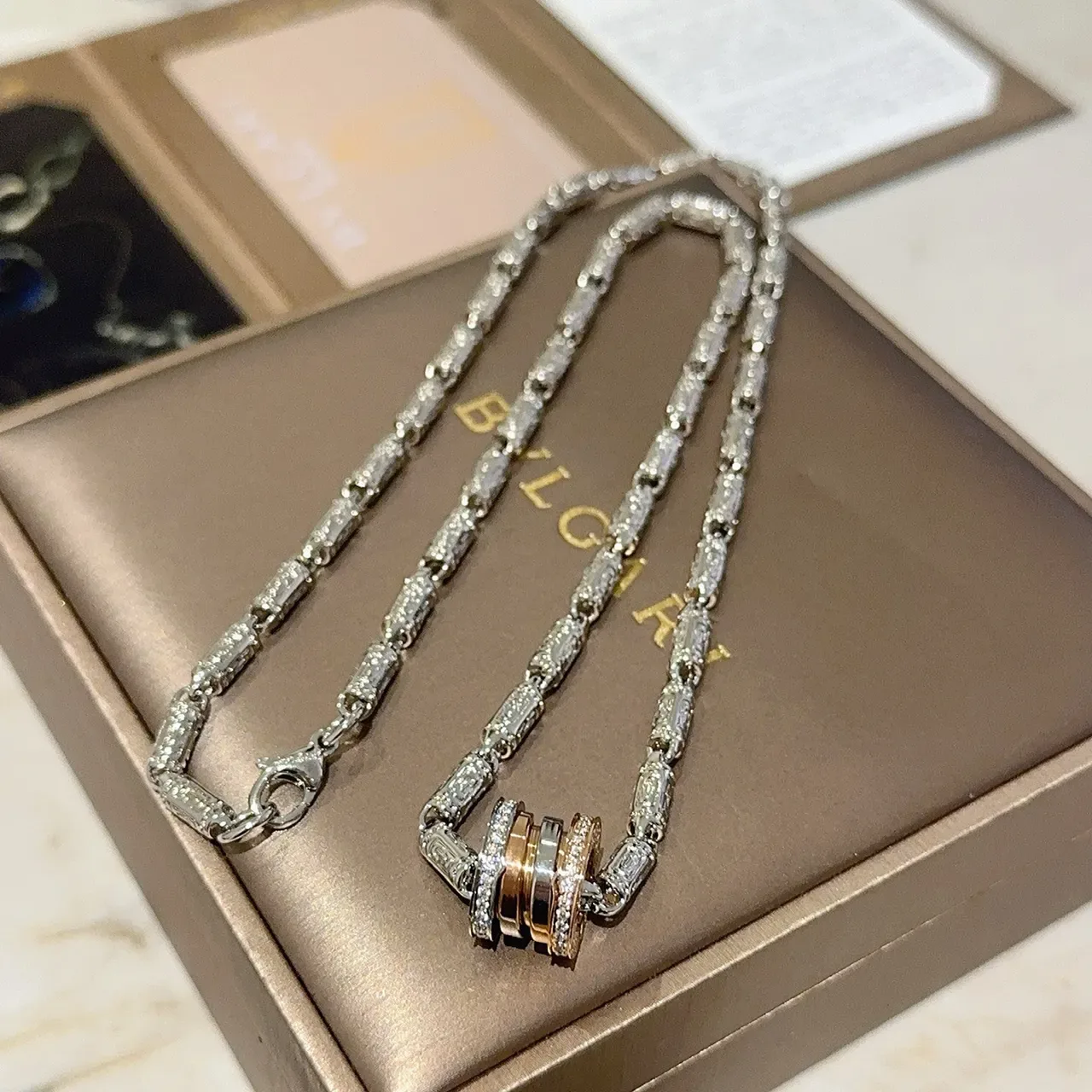 Bvlgari B.zero1 डायमंड-एन्क्रस्टेड ट्रिपल-रिंग नेकलेस 6
