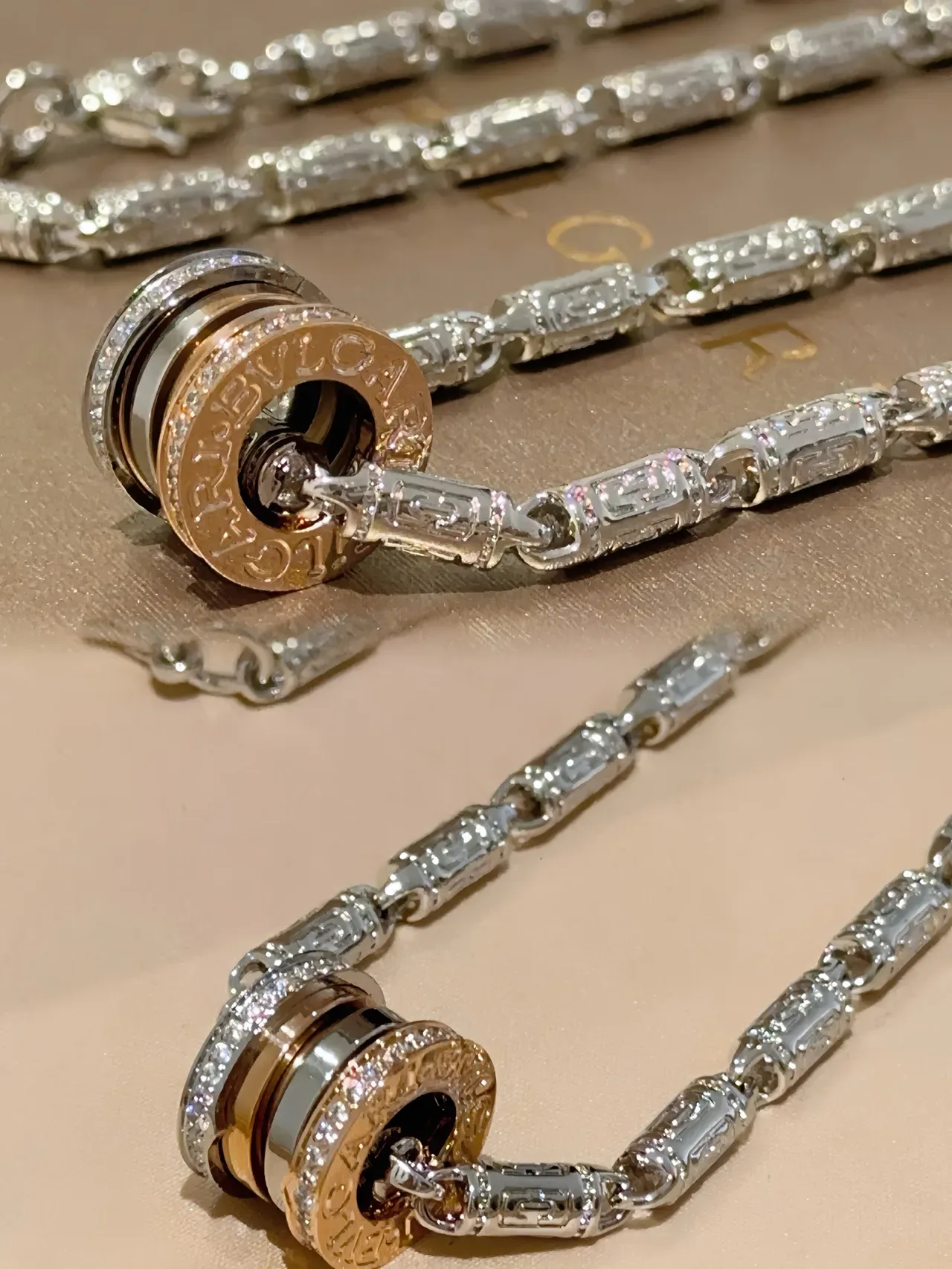 Bvlgari B.zero1 डायमंड-एन्क्रस्टेड ट्रिपल-रिंग नेकलेस 7
