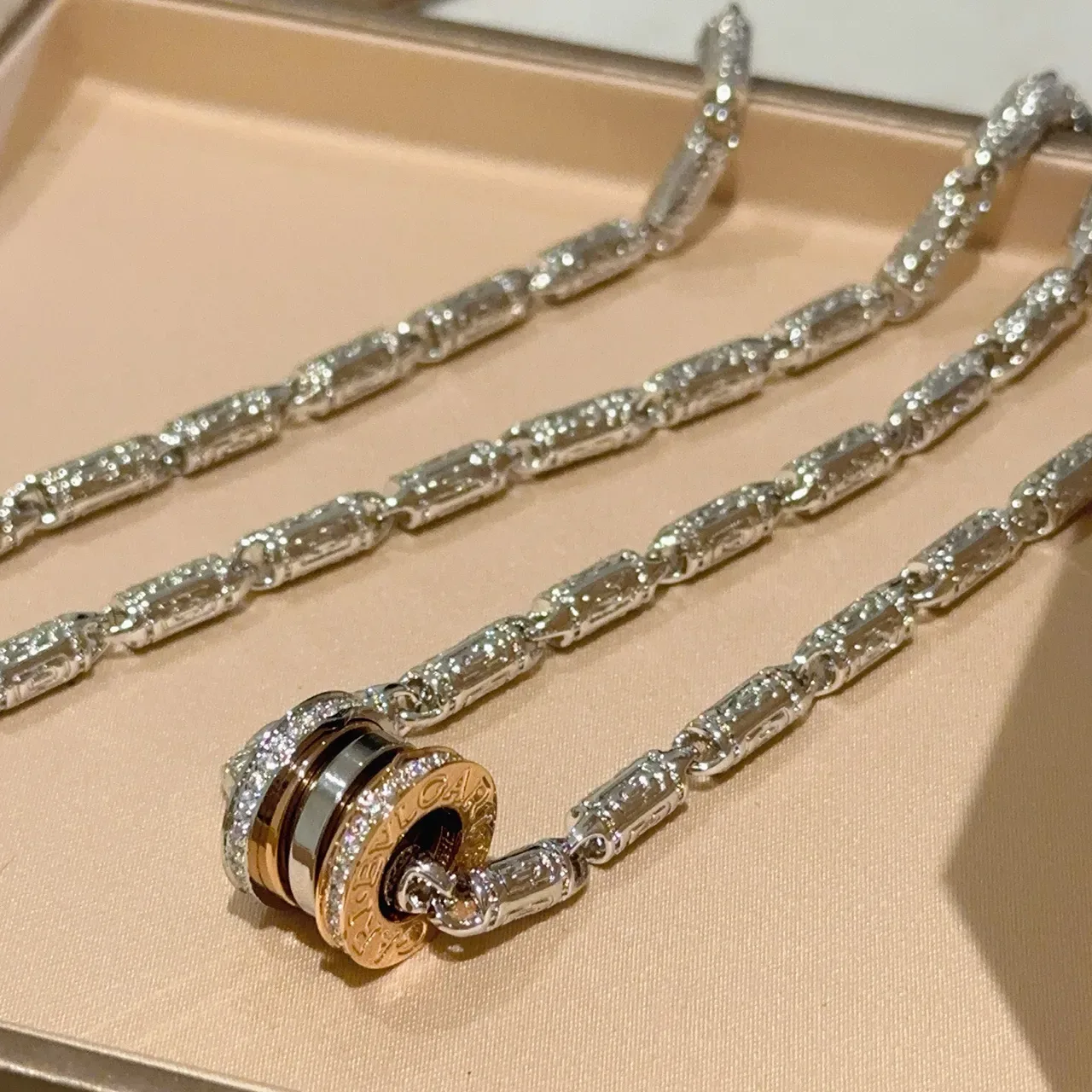 Bvlgari B.zero1 डायमंड-एन्क्रस्टेड ट्रिपल-रिंग नेकलेस 9