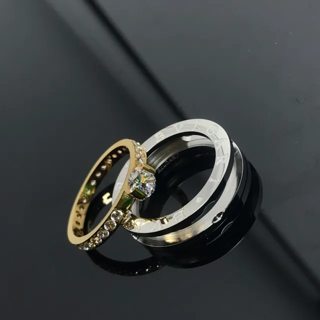 Bvlgari B.zero1 चांदी और सोना स्टैक्ड मल्टी-बैंड एंग्रेव्ड लोगो रिंग 2