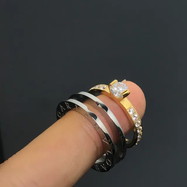 Bvlgari B.zero1 चांदी और सोना स्टैक्ड मल्टी-बैंड एंग्रेव्ड लोगो रिंग 3