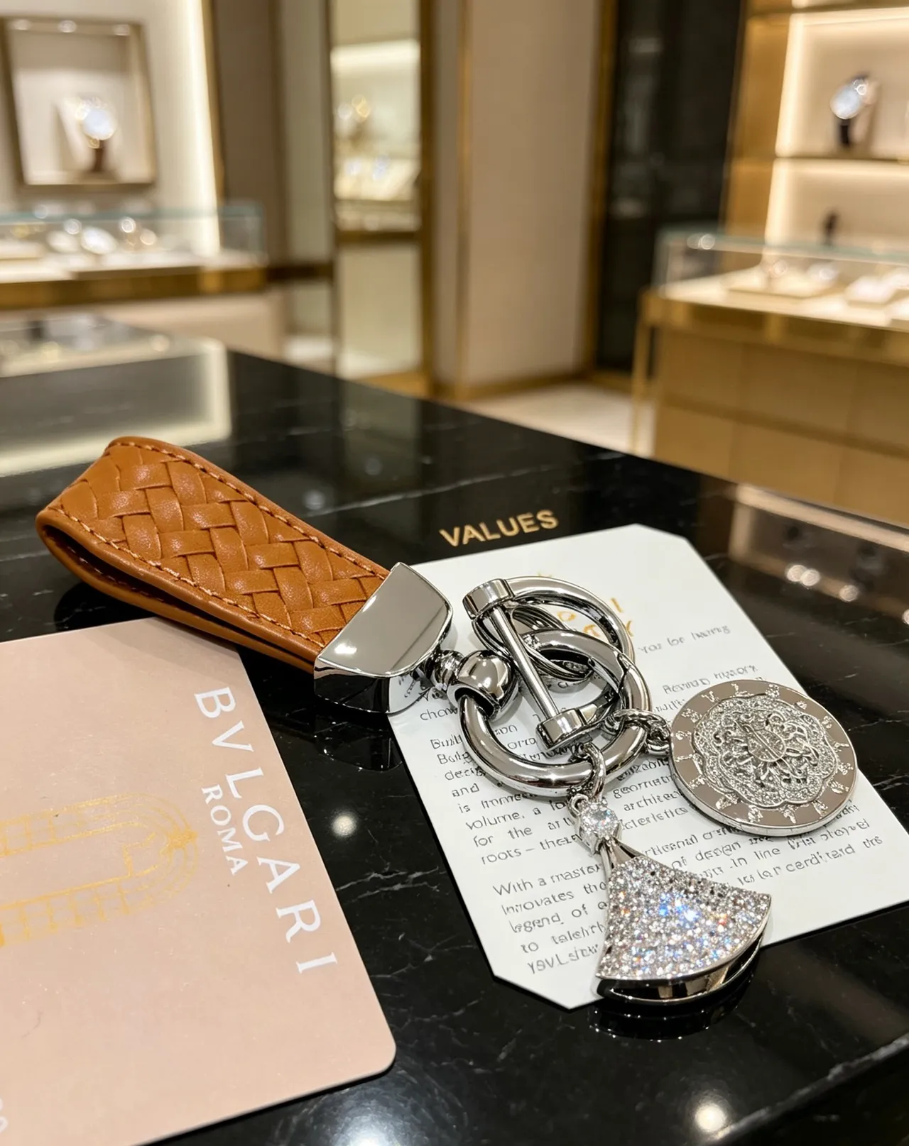 Bvlgari Divas’ Dream سوار جلد بني فاتح فضي مصنوع مطرز بلورات متلألئة بشكل مروحة 4