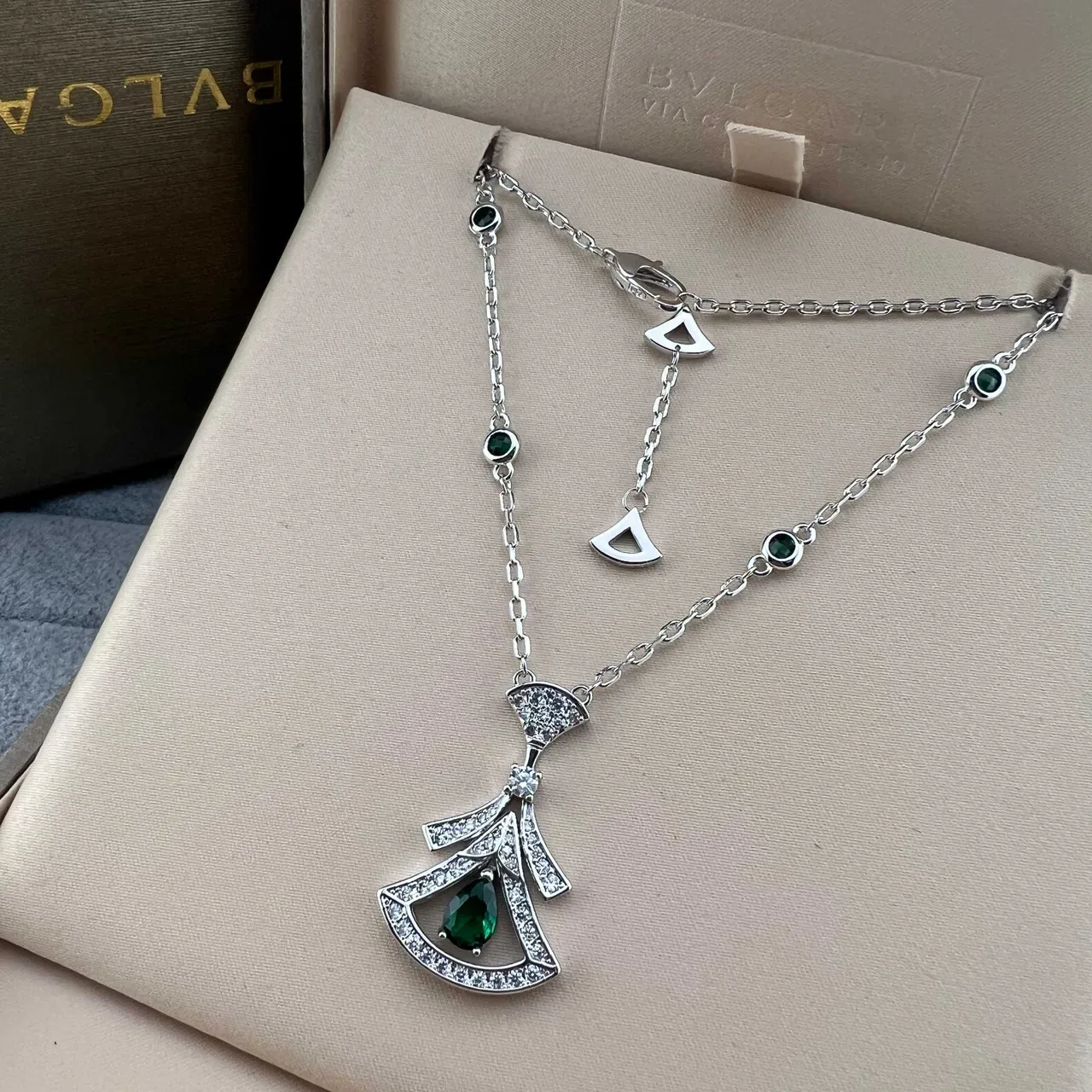 Bvlgari Divas’ Dream Colliers en forme d'éventail avec diamants pavé et gemmes en forme de larme 4