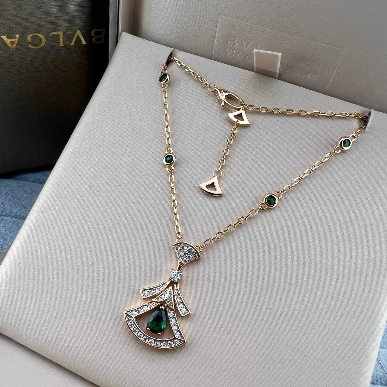 Bvlgari Divas’ Dream Colliers en forme d'éventail avec diamants pavé et gemmes en forme de larme 5