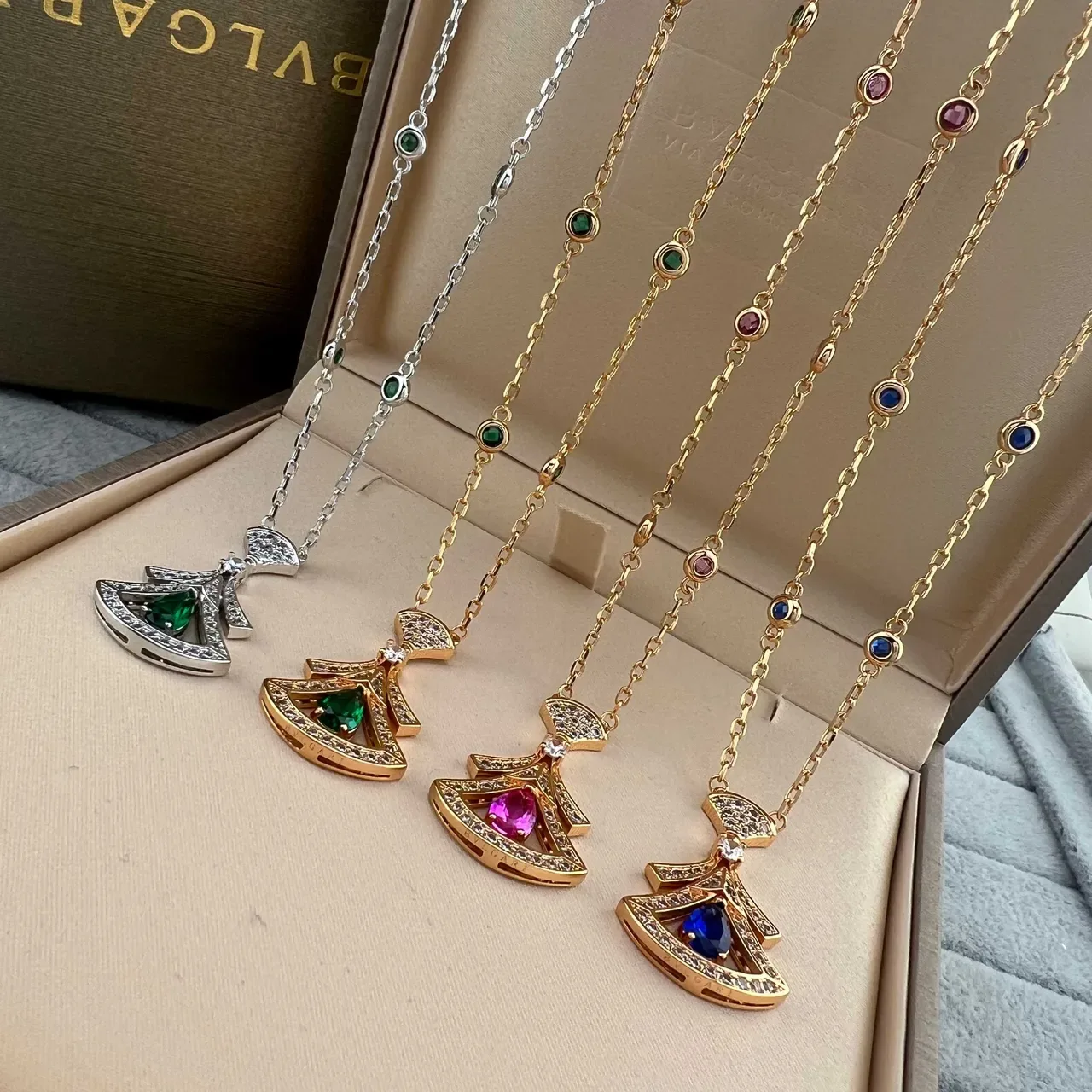 Bvlgari Divas’ Dream Colliers en forme d'éventail avec diamants pavé et gemmes en forme de larme 9