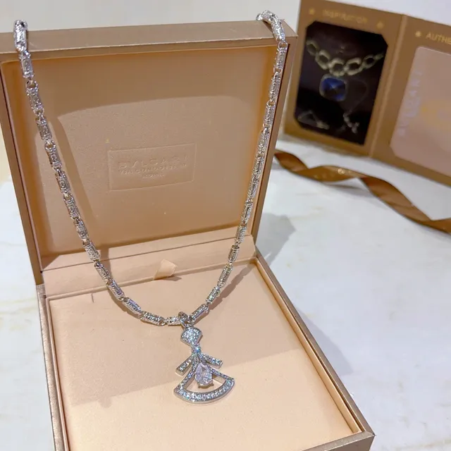 Bvlgari Divas’ Dream Fan-Shaped Pearl-Cut Diamond Necklace 3