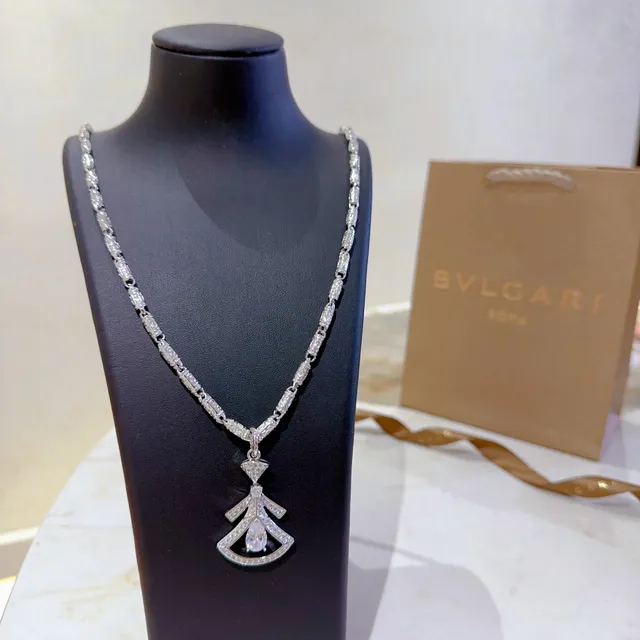 Bvlgari Divas’ Dream Fan-Shaped Pearl-Cut Diamond Necklace 4