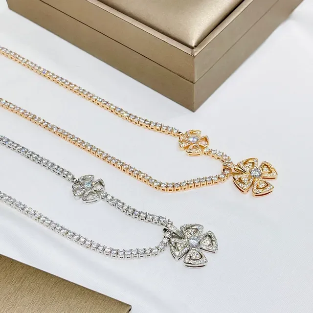 Bvlgari Fiorever Collier motif floral pavé de diamants 4