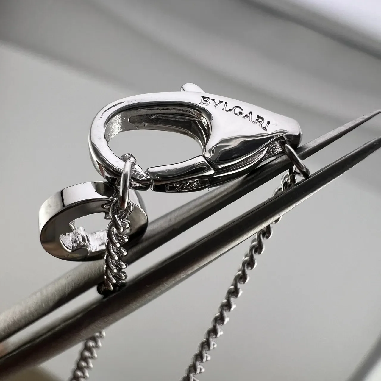 Bvlgari Fiorever قلادة زهرة أربع بتلات ذهبية فضية مع زخارف كريستال Pavé 2