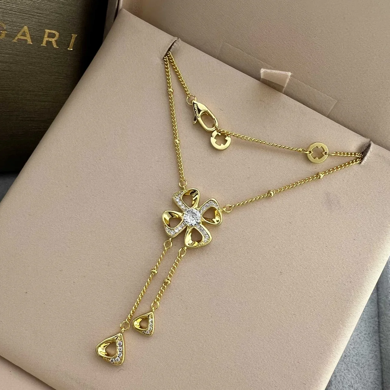 Bvlgari Fiorever قلادة زهرة أربع بتلات ذهبية فضية مع زخارف كريستال Pavé 3