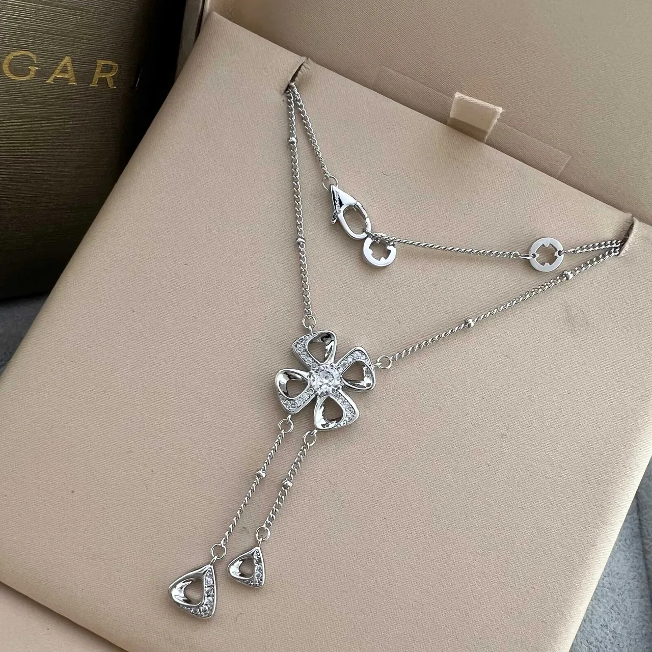 Bvlgari Fiorever قلادة زهرة أربع بتلات ذهبية فضية مع زخارف كريستال Pavé 4