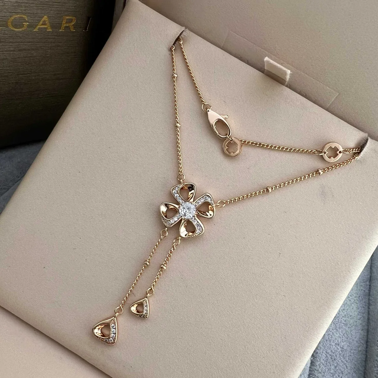 Bvlgari Fiorever قلادة زهرة أربع بتلات ذهبية فضية مع زخارف كريستال Pavé 5