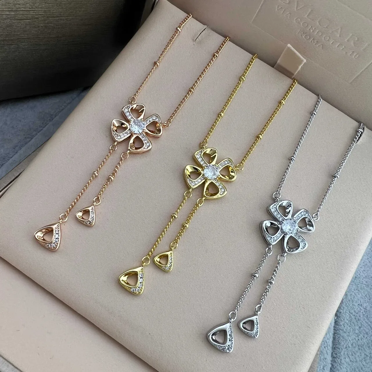 Bvlgari Fiorever قلادة زهرة أربع بتلات ذهبية فضية مع زخارف كريستال Pavé 6