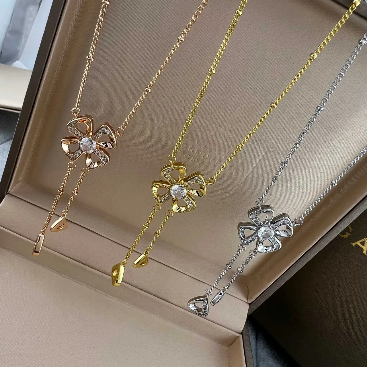Bvlgari Fiorever قلادة زهرة أربع بتلات ذهبية فضية مع زخارف كريستال Pavé 7