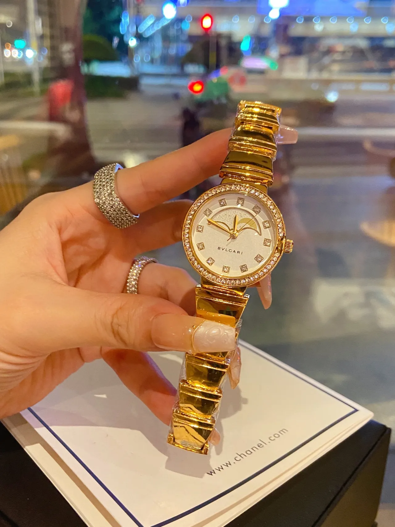 Bvlgari সোনার সাদা একীভূত ব্রেসলেট ডায়মন্ড-বেজেল কোয়ার্টজ ঘড়ি 7