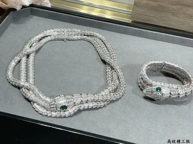 Bvlgari Serpenti Pavé 钻石与祖母绿蛇形项链 2