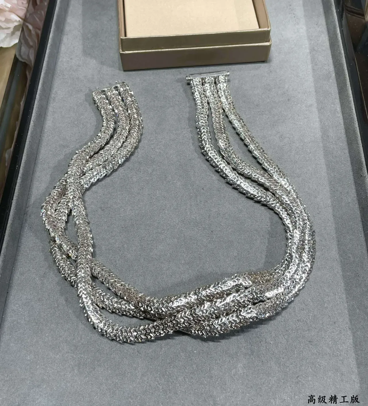 Bvlgari Serpenti Pavé 钻石与祖母绿蛇形项链 4