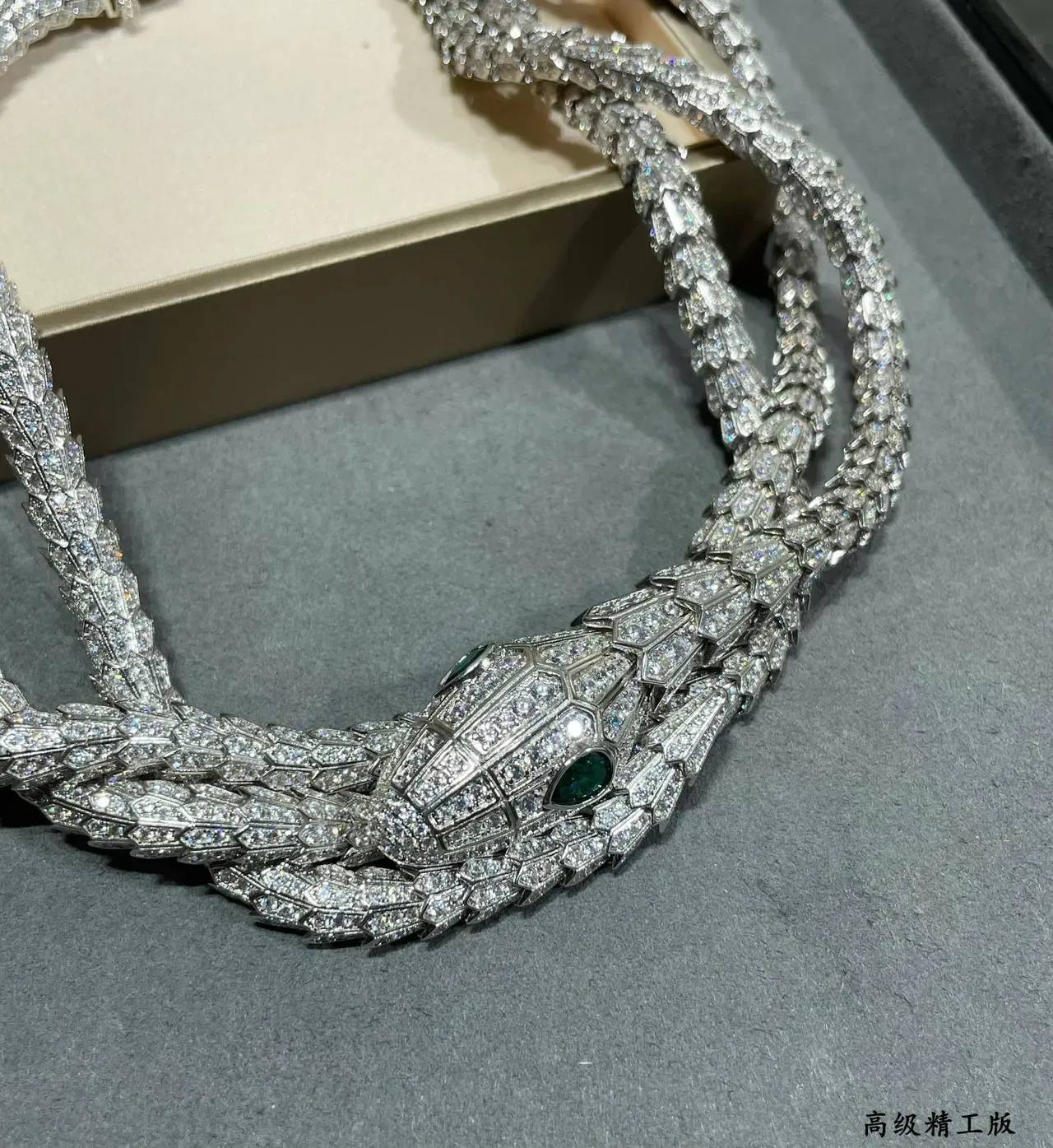 Bvlgari Serpenti Pavé 钻石与祖母绿蛇形项链 5