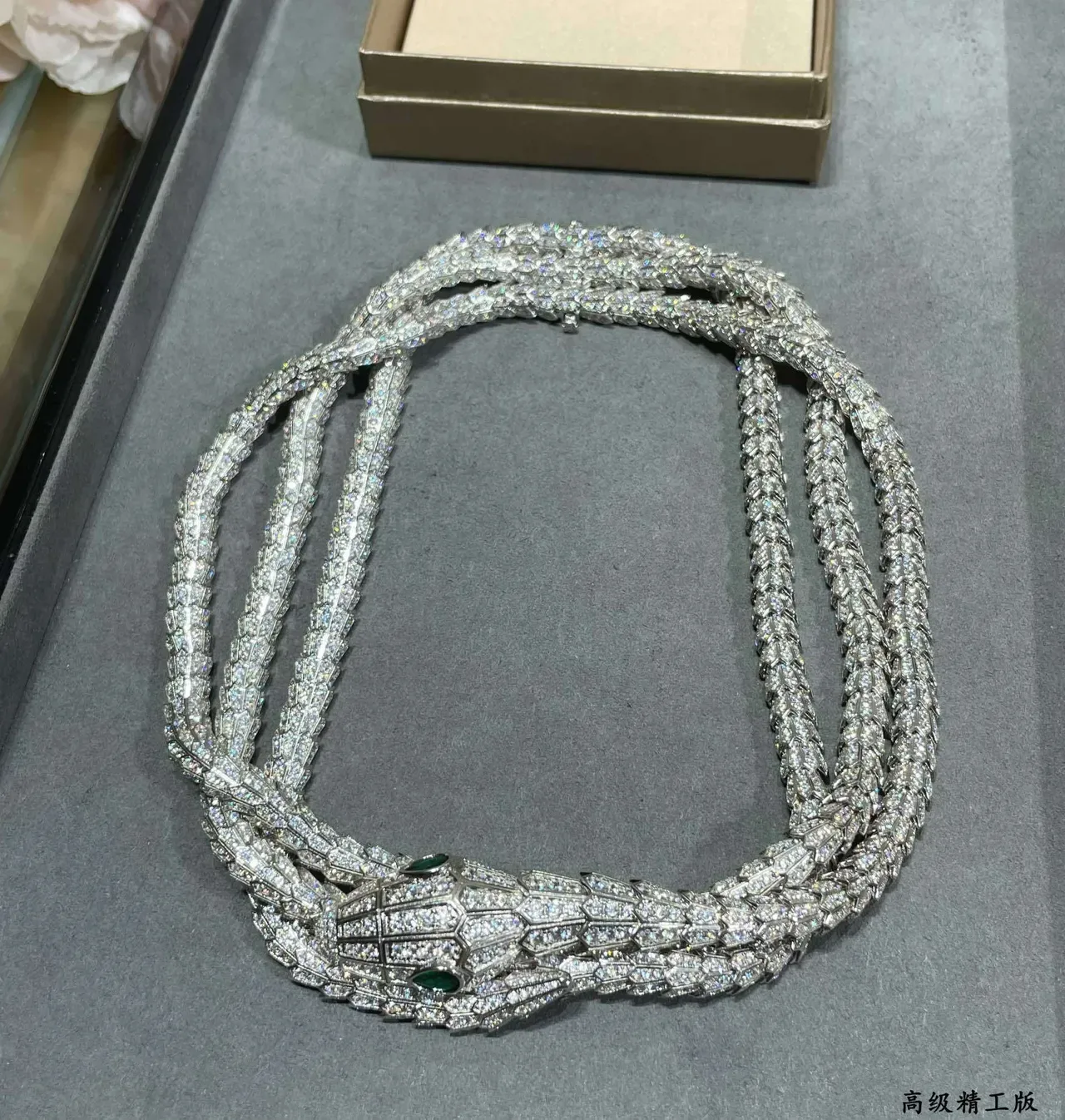 Bvlgari Serpenti Pavé 钻石与祖母绿蛇形项链 6