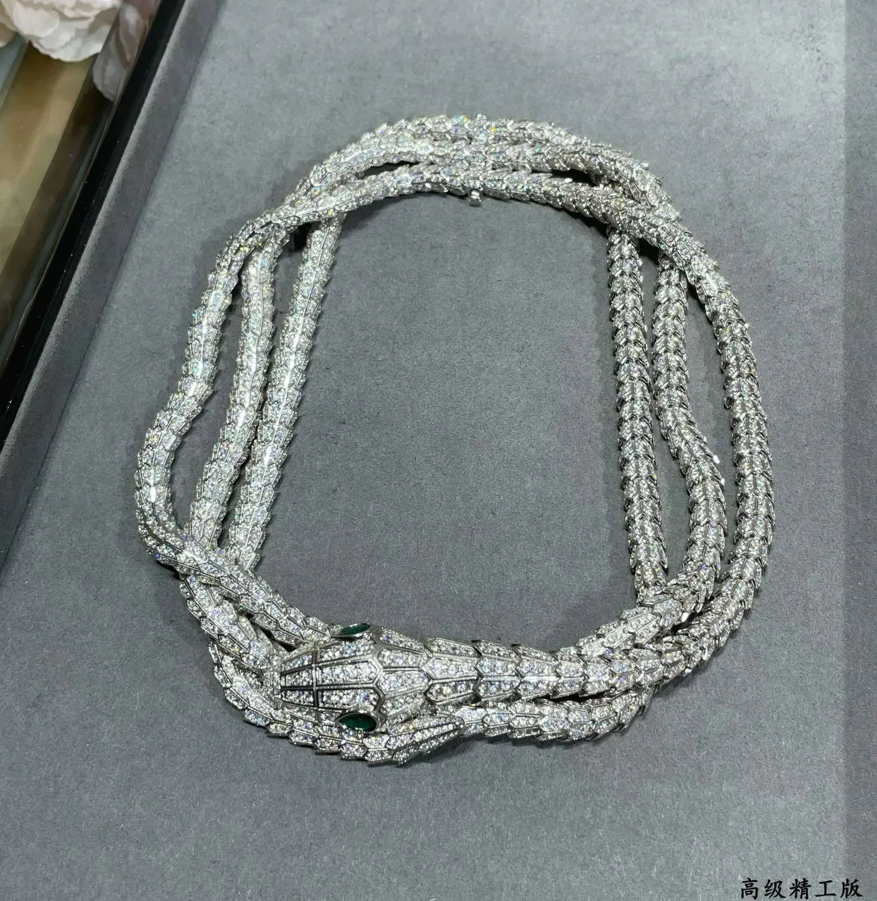 Bvlgari Serpenti Pavé 钻石与祖母绿蛇形项链 7