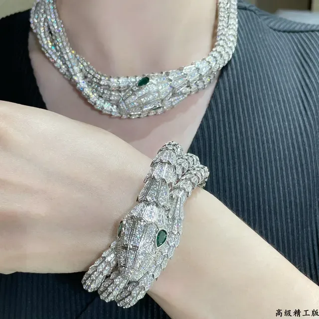 Bvlgari Serpenti Pavé 钻石与祖母绿蛇形项链 8