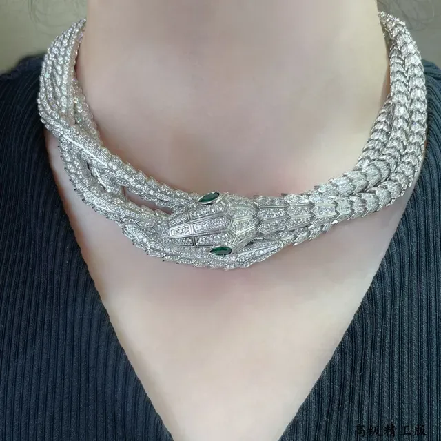 Bvlgari Serpenti Pavé 钻石与祖母绿蛇形项链 9