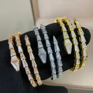 Bvlgari Serpenti Viper डायमंड और मदर ऑफ पीर्ल आर्टिकुलेटेड चूड़ी