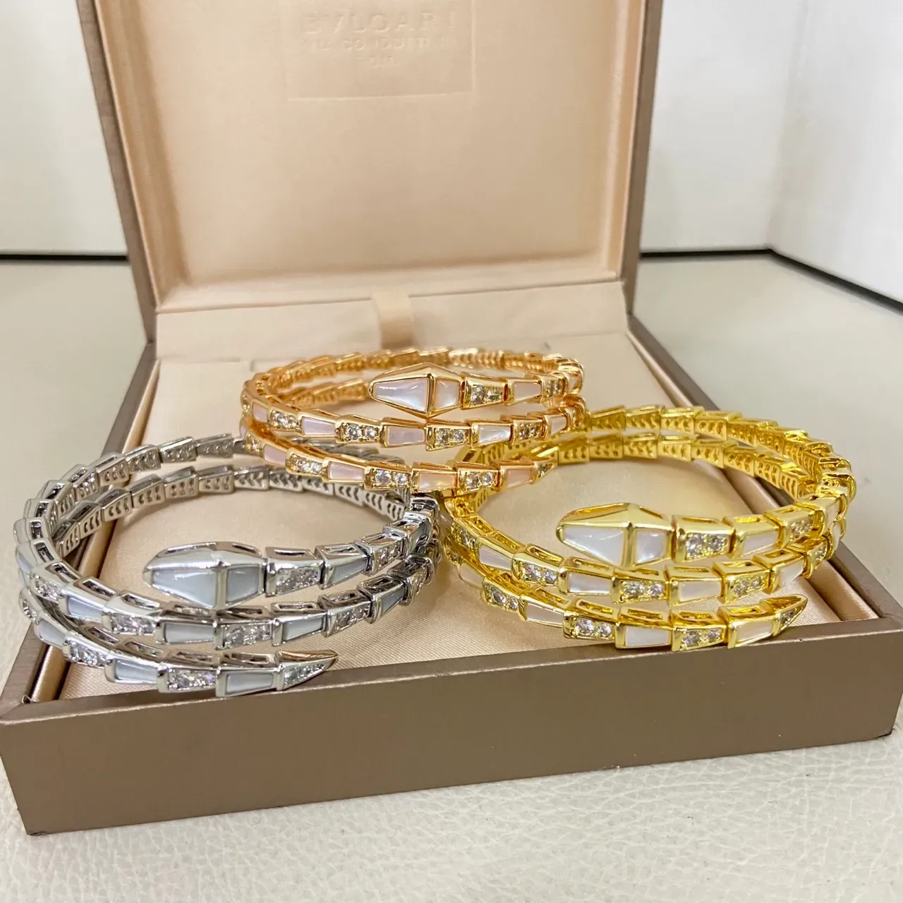 Bvlgari Serpenti Viper Bracelet Articulé Diamants et Mère de Perle 2