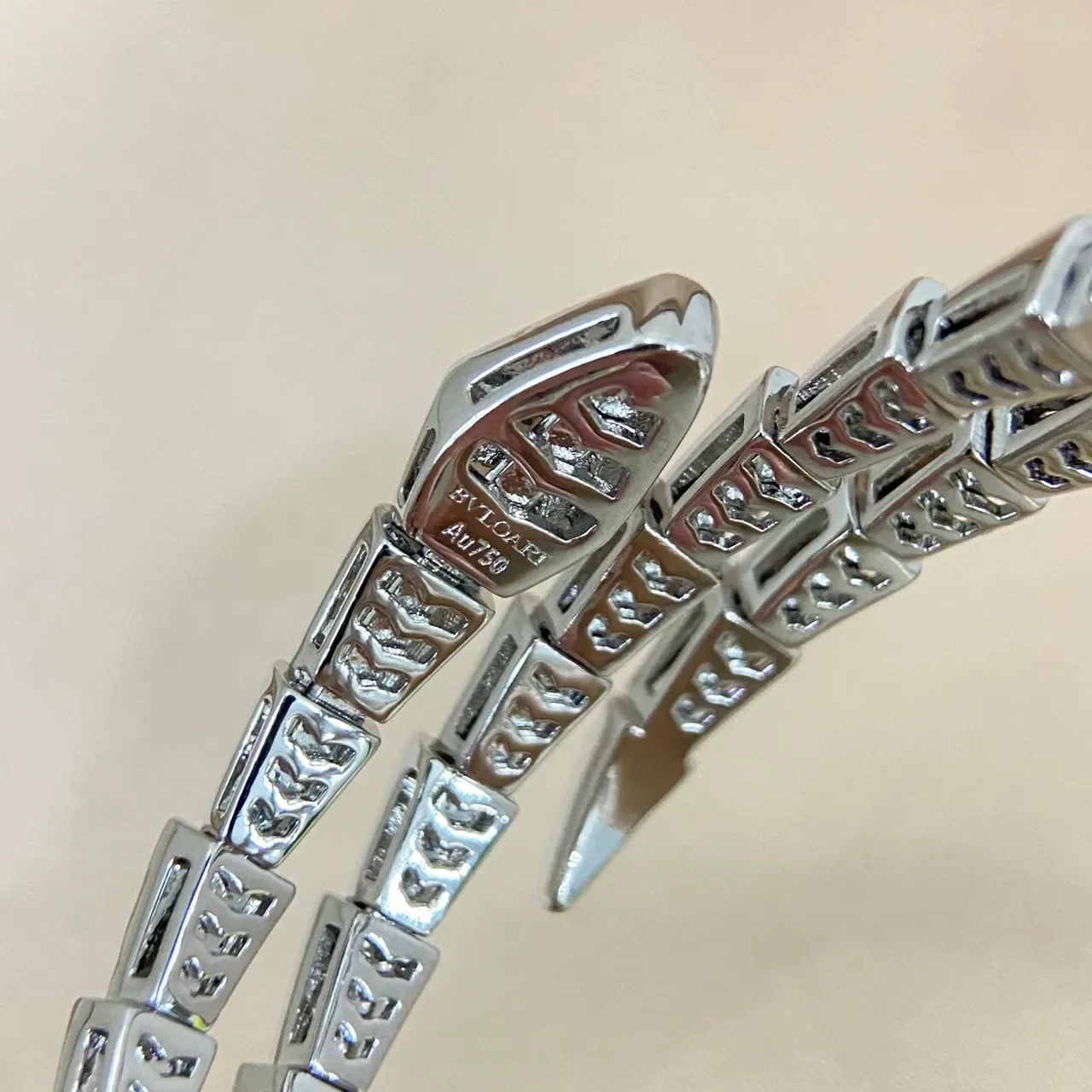 Bvlgari Serpenti Viper Bracelet Articulé Diamants et Mère de Perle 3
