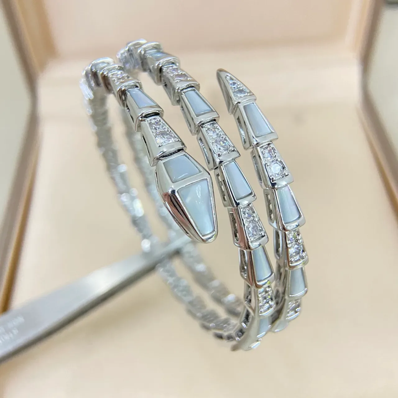 Bvlgari Serpenti Viper Bracelet Articulé Diamants et Mère de Perle 4
