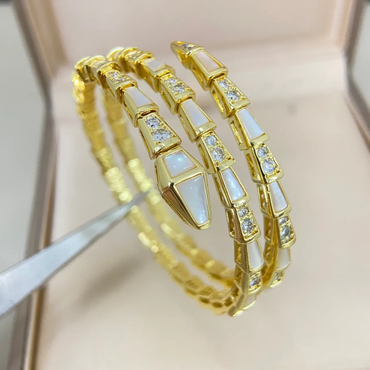 Bvlgari Serpenti Viper Bracelet Articulé Diamants et Mère de Perle 5