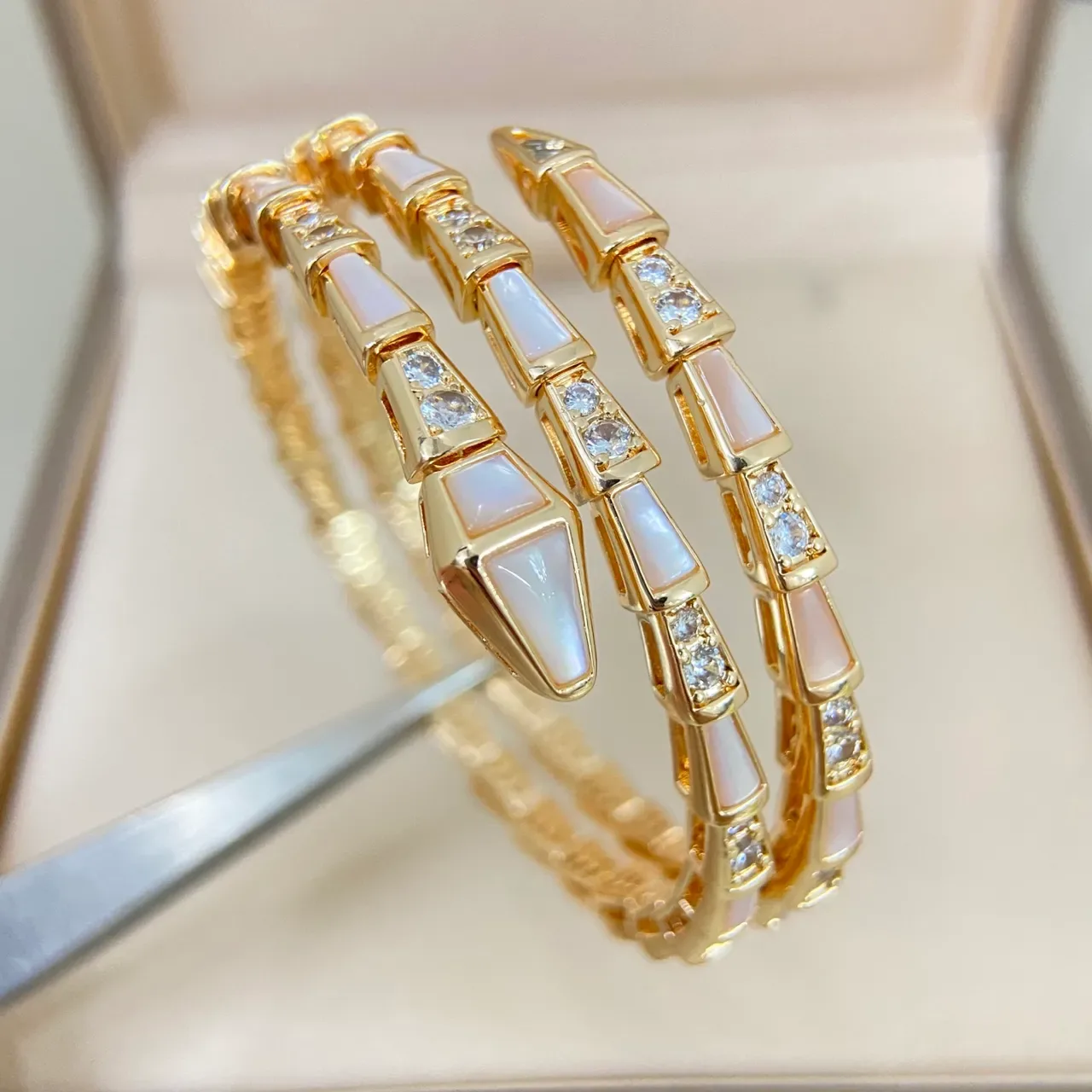 Bvlgari Serpenti Viper Bracelet Articulé Diamants et Mère de Perle 6