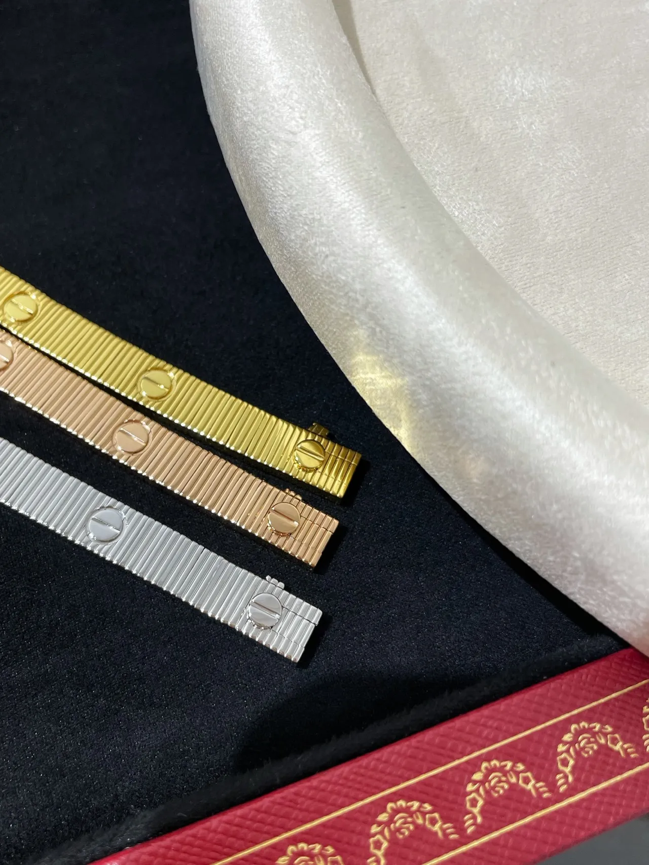 Cartier Juste un Clou pulseira de ouro e prata plana com elos articulados gravados com motivos de C 7