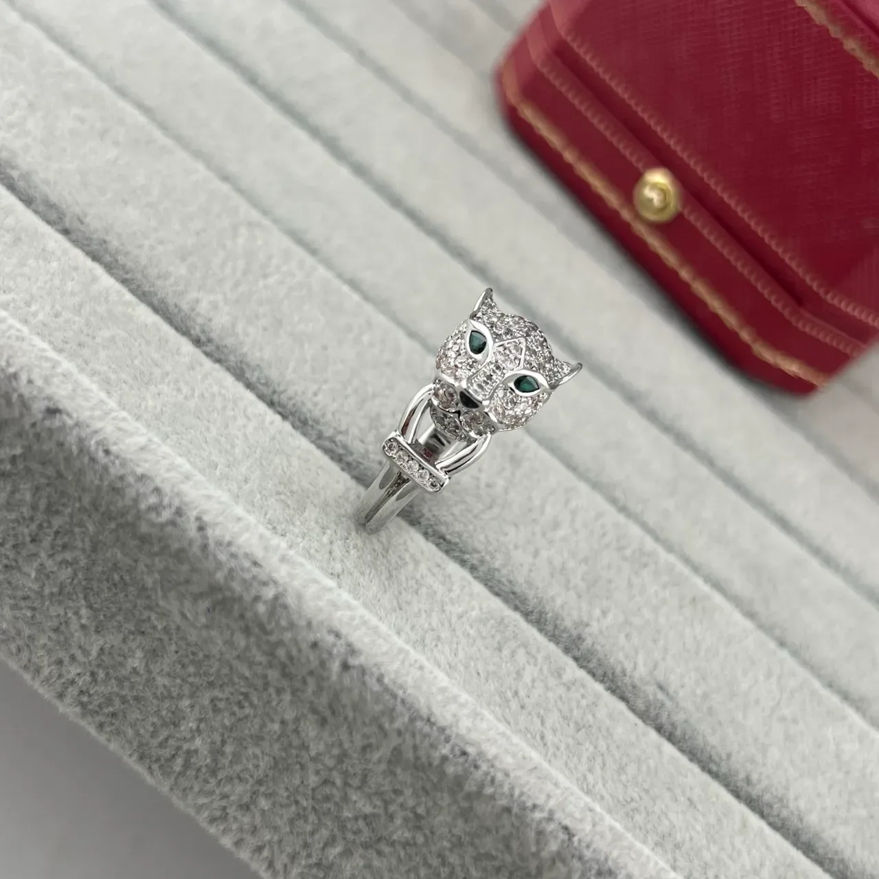 حلقة Cartier Panthère رأس الفهد بافيه كريستال عيون خضراء 3