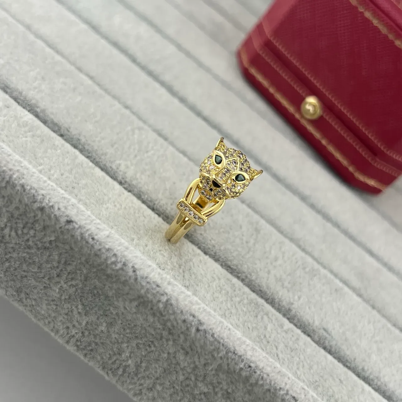 حلقة Cartier Panthère رأس الفهد بافيه كريستال عيون خضراء 4